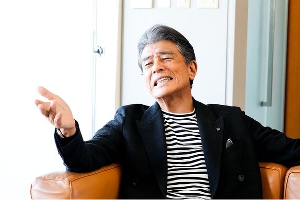 【写真を見る】ソファからズッコケたりわがまま放題だったり…『免許返納!?』であんな舘ひろしやこんな舘ひろしまで楽しめちゃう!? [c]2026「免許返納!?」製作委員会