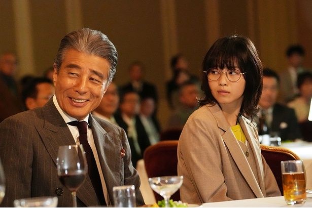 スター気質の南条と、彼に振り回される川奈の関係性をコミカルに体現した舘ひろしと西野七瀬 [c]2026「免許返納!?」製作委員会