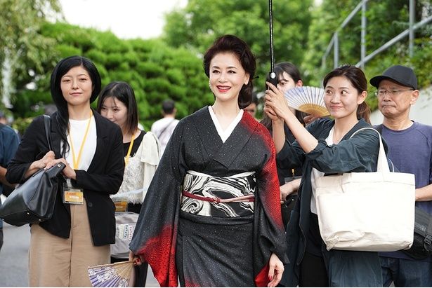 大地真央演じる尾崎の最初の妻、加藤麗子 [c]2026「免許返納!?」製作委員会