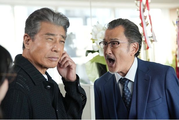 世間の流れに乗って南条に免許返納させようとする三宅 [c]2026「免許返納!?」製作委員会