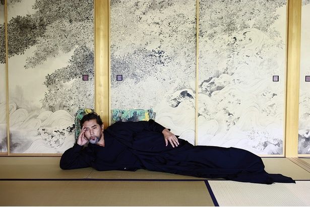 襖絵の前で寝そべる本木雅弘 [c]Kazuhiro Nakamura