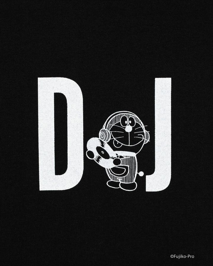 展開されるのは、LAD MUSICIAN FLAG SHOPとTHE DORAEMON STOREでの限定企画。DJに扮し、ヘッドフォンをしたドラえもんとのび太が、アナログレコードを手に選曲を楽しむ「DJ」柄をはじめ、ギターを頭に打ちつけるドラえもんに「FOR ALL THE ROCK’N’ROLL CHILDREN OF THIS WORLD」のワードを載せた「ROCK’N’ROLL」柄、エモーショナルにギターを掻き鳴らす「HARDCORE」柄を大判プリントで表現。