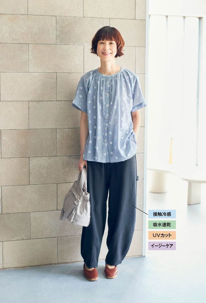 ブラウス¥1,639、パンツ¥2,189、バッグ¥2,420（ともにシーズン リーズン バイ リン アンド レッド）、靴（参考商品／すべてしまむら）