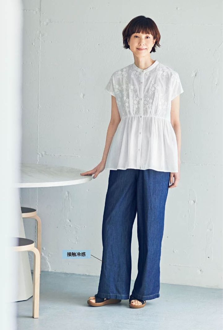ブラウス¥1,639、デニムパンツ¥2,189、サンダル¥1,969（すべてシーズン リーズン バイ リン アンド レッド／しまむら）