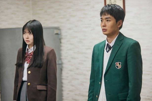 校長(ピエール瀧)によって“集団”へと誘い込まれる愛と優 [c]2026映画「NEW GROUP」製作委員会
