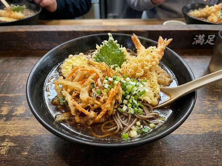 画像: 駅の立ち食いそば屋で、店員が「思わず感動」40代スーツ男性の『気品あふれる行動』に目を奪われた