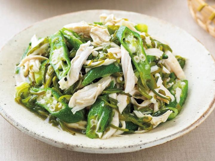 ねばねば食材のダブル効果で腸をきれいに「蒸し鶏のめかぶあえ」