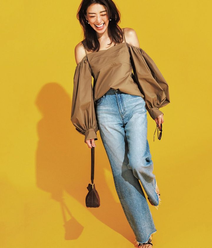 松本莉緒 オフショルダーブラウス デニムパンツ コーデ