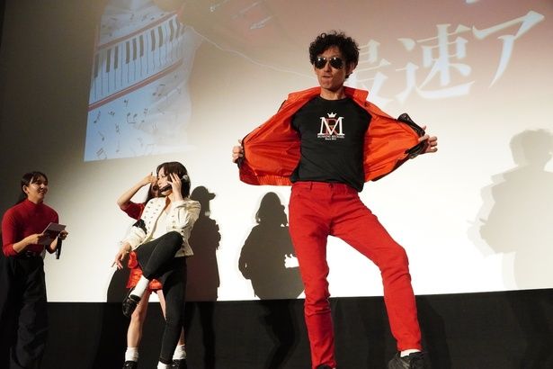 【写真を見る】マイケルコーデ＆コスプレに身を包んだ、熱烈なマイケルファンが集結！ファッションチェックのコーナーも実施された
