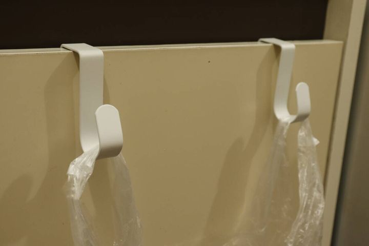 扉に付けるゴミ袋ホルダー（2個） 使用例