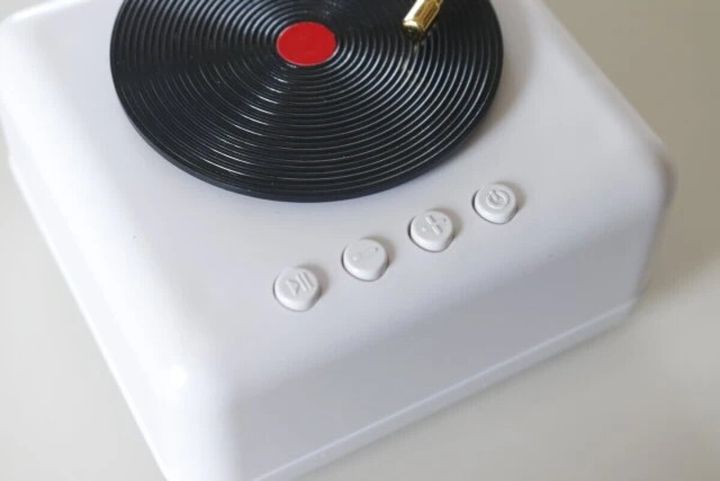 ダイソー レトロスピーカー（レコードプレーヤー型） デザイン