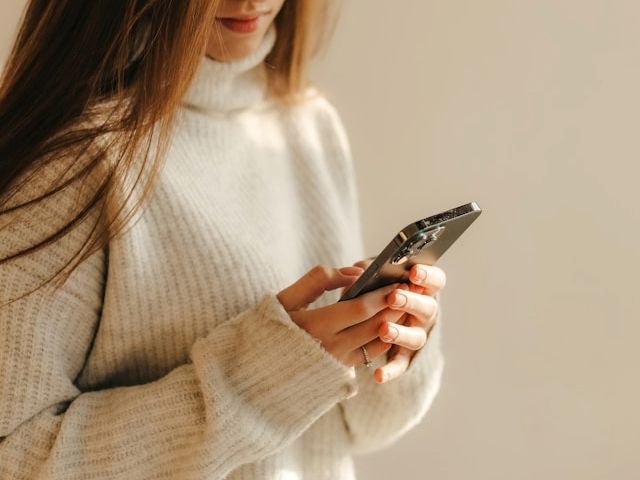 スマホを操作する女性