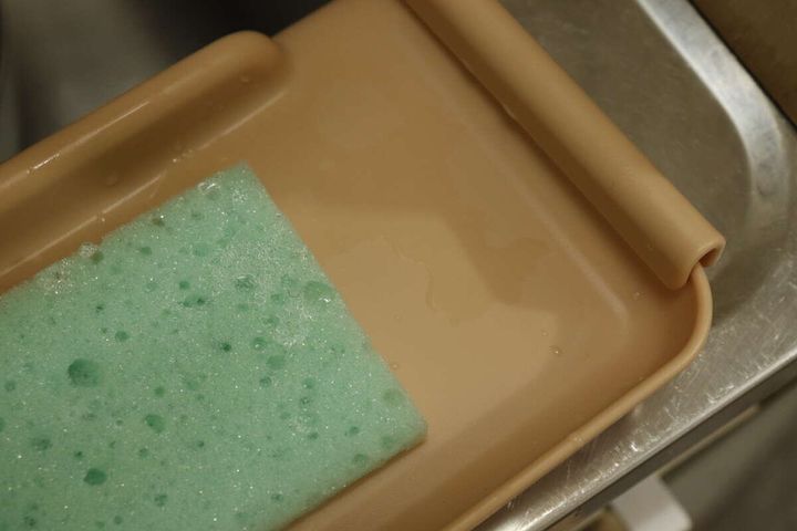 ダイソーのスポンジホルダー 水切りネット用でスポンジの水切りをする様子