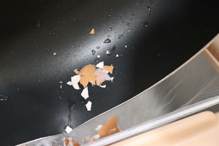 ダイソーのスポンジホルダー 水切りネット用で生ごみの水切りをする様子2