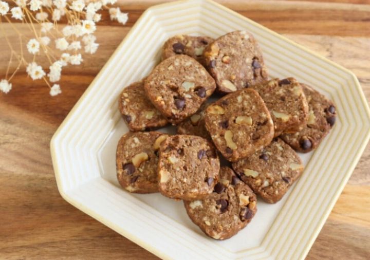 白に黄色い縁の八角形の皿に盛られた、チョコチップとくるみ入りの四角いカフェモカクッキー