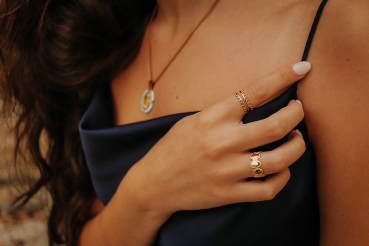 金のリングをつけた女性の手のクローズアップ アクセサリー ファッション