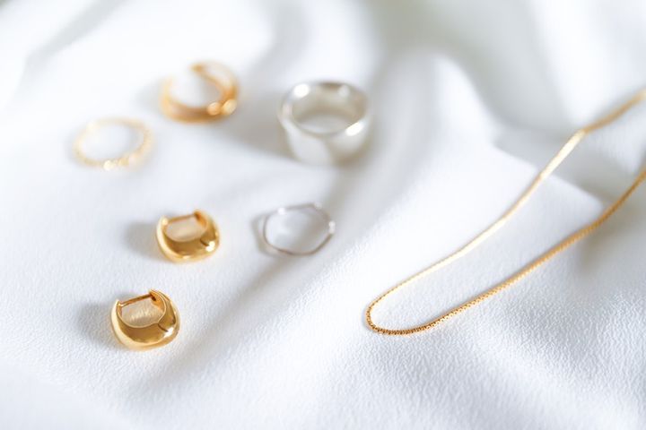 ゴールドとシルバーのシンプルアクセサリー