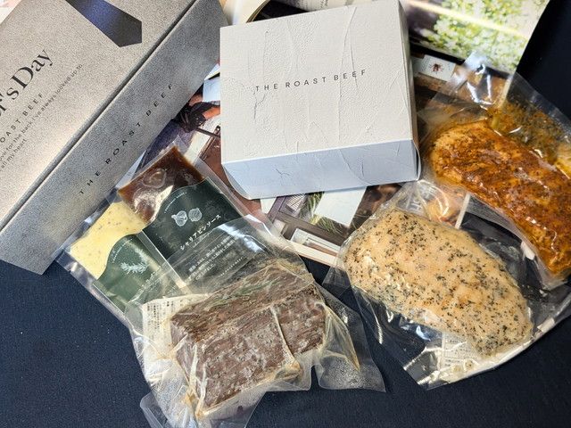THE ROAST BEEFの父の日ギフトセット内容一式。ローストビーフ、チキン2種、ソース2種、BOXが並んでいる