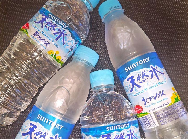 「サントリー天然水」の550ミリリットルと375ミリリットル