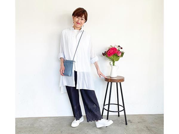 ロングシャツは透け感のある素材で軽やかに