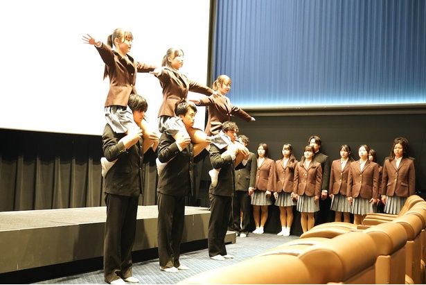 日本体育大学体操部の組体操パフォーマンス