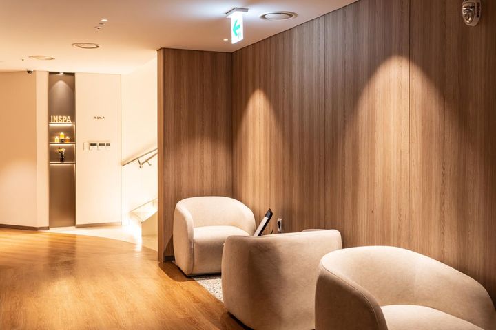 施術前にアレルギーの確認や希望のオイルの香り、マッサージの強弱など簡単な問診を受けます。