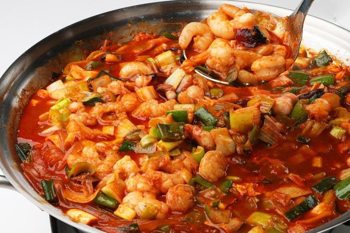見るからに辛そうなナッコプセ（1万6000ウォン）。辛さを和らげるために豆モヤシと一緒に食べるのが韓国流です。
