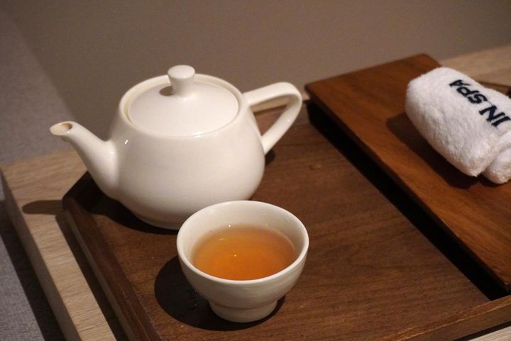 施術の前は、ほうじ茶のサービスも。施術後にもお水やジュースのサービスがあります。