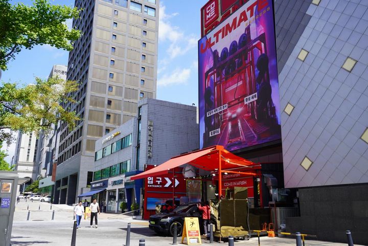 最後に、島山大路（トサンデロ）で見つけたカーウォッシュセンターを。ド派手な広告かと思いきや、洗車でした。江南では洗車も目立ってなんぼのようです。