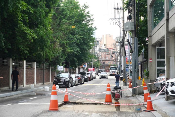 こちらは路地で見つけた工事の爪痕。韓国ではこうして工事中のまま放置された道路をよく見かけます。