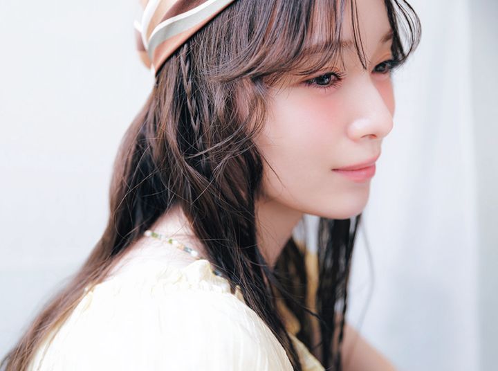 櫻坂46・守屋麗奈が夏の最旬ヘアアレンジに挑戦！ 「細めの三つ編みが大人な感じ」