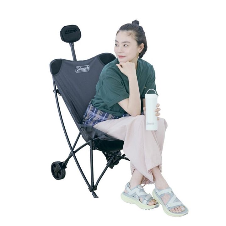 Tシャツ ギアプリント（グリーン）4950円、ワンマイルチェア（ジェットブラック）9350円（ともにコールマン） パンツ3万5200円（ゲミニー／ウィム ガゼット ルミネ新宿店） 腰に巻いたシャツ1万3750円（カランシエル／シップス インフォメーションセンター） サンダル1万7600円（テバ／デッカーズジャパン）