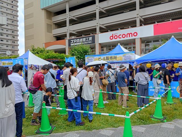 会場に一歩足を踏み入れると、開会直後から長い行列