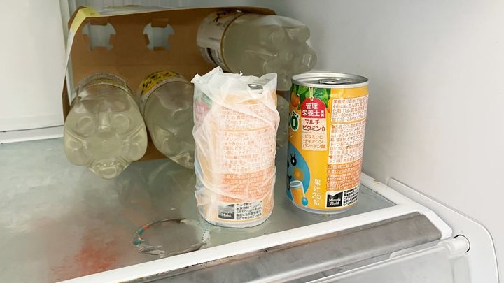 キッチンペーパーを巻き付けた缶ドリンクとそのままの缶ドリンク