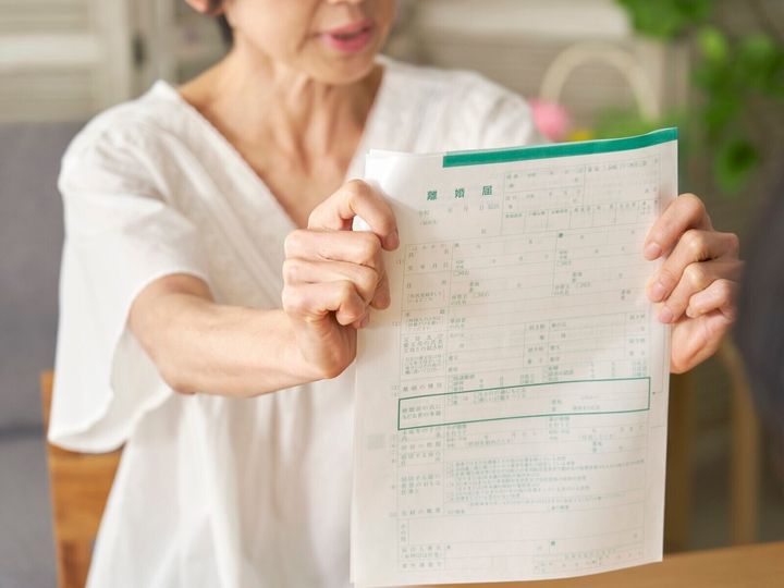 離婚する夫婦の約5組に1組が同居20年以上だという現在、50代、60代での「熟年離婚」は他人事ではありません。長年連れ添った夫婦がなぜ最終的に離婚を選ぶのでしょうか。熟年離婚する夫婦が「できていなかったこと」を6つ紹介します。※画像：PIXTA