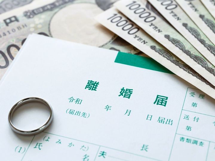 熟年離婚を考えたとき多くの人が直面する「経済的な不安」。離婚後の生活を感情だけで決めず、現実を知るための「お金のチェックリスト10」を試してみましょう。相談実績4万件の離婚カウンセラー・岡野あつこが解説します。（※画像：PIXTA）