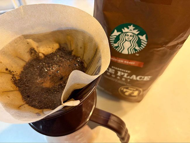 ドリッパーにコーヒーフィルターをセットし、1杯＝大さじ2杯（約10g）のコーヒー粉を入れる