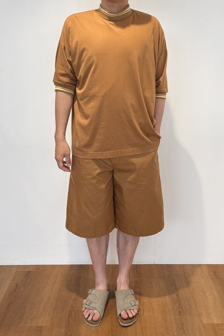 スーピマコットンオーバーサイズTシャツ、ワイドショーツ着用