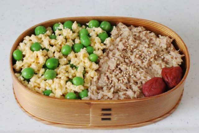「ツナマヨそぼろ」「グリンピース卵そぼろ」2品弁当