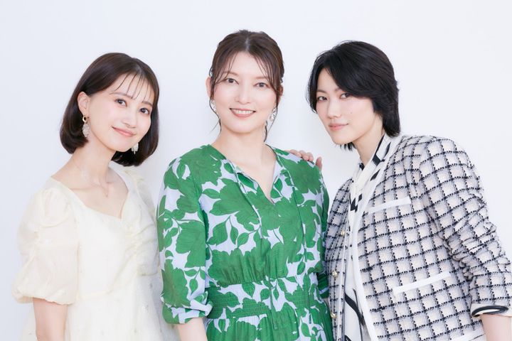 （左から）夢咲ねね、朝夏まなと、七海ひろき クランクイン！ 写真：高野広美 width=