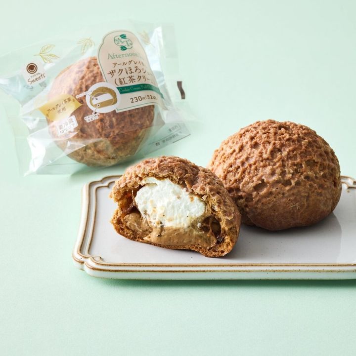 ファミリーマートのAfternoon Tea監修 アールグレイ香るザクほろシュー（紅茶クリーム）のビジュアル