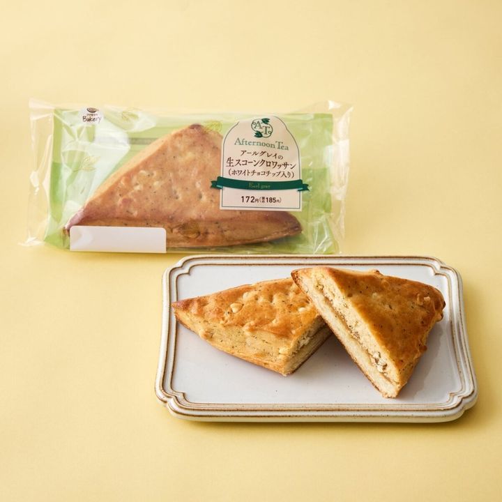 ファミリーマートのAfternoon Tea監修 アールグレイの生スコーンクロワッサン（ホワイトチョコチップ入り）のビジュアル