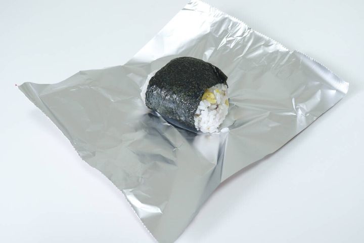 セリアの月刊 ムーのムー アルミホイルを使っておにぎりを包む様子