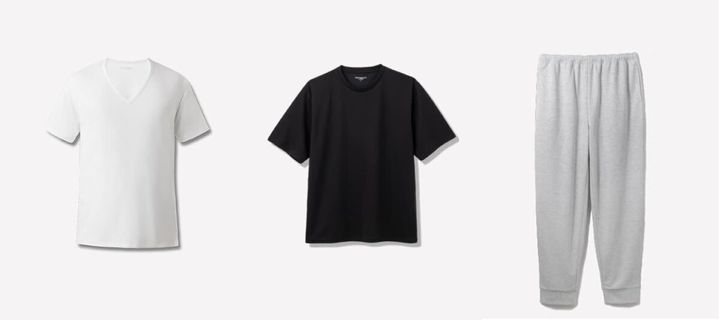 白背景に並んだ、白いVネックインナー・黒い半袖クルーネックTシャツ・ライトグレーのロングパンツの単品3点