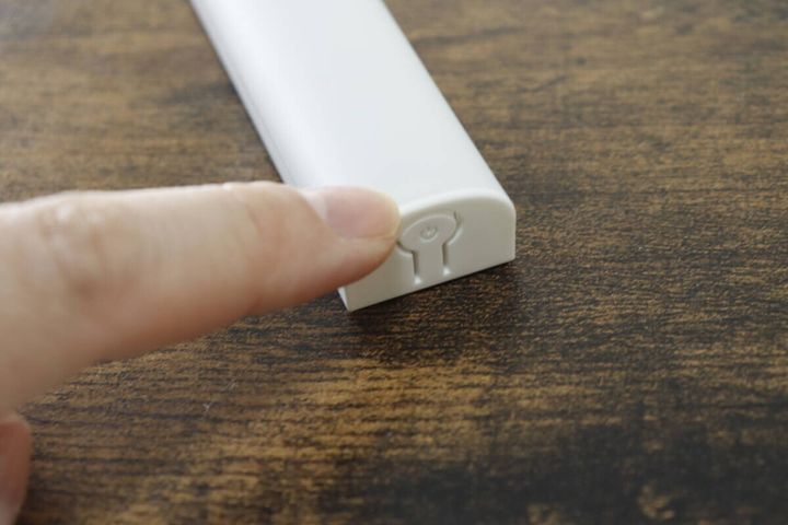 ダイソーの人感・明暗センサー LED ロングバーライトの電源ボタン
