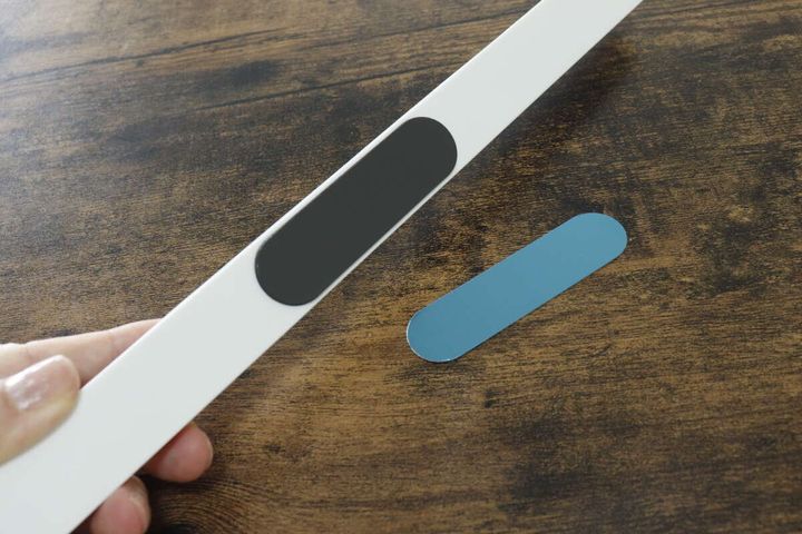 ダイソーの人感・明暗センサー LED ロングバーライトの裏面のマグネットと付属の金属パネル