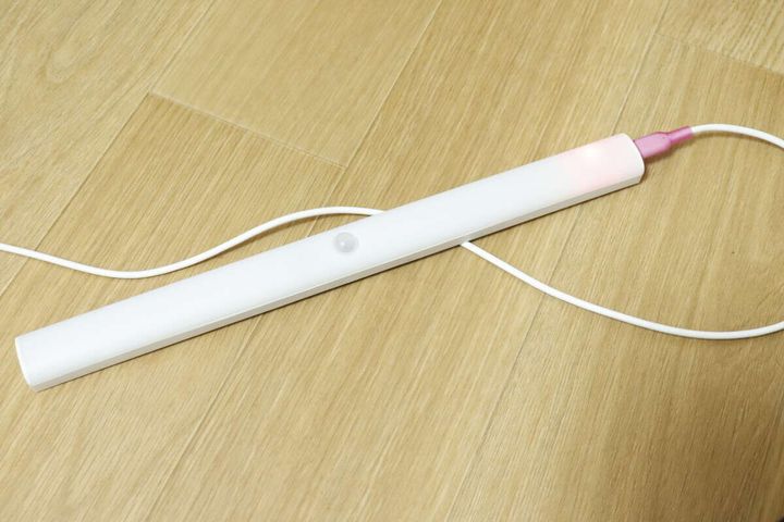 ダイソーの人感・明暗センサー LED ロングバーライトはType-Cで充電可能