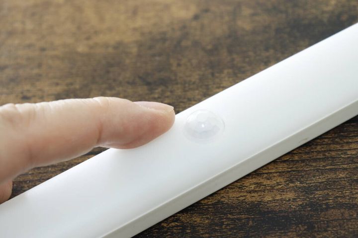 ダイソーの人感・明暗センサー LED ロングバーライトのセンサー
