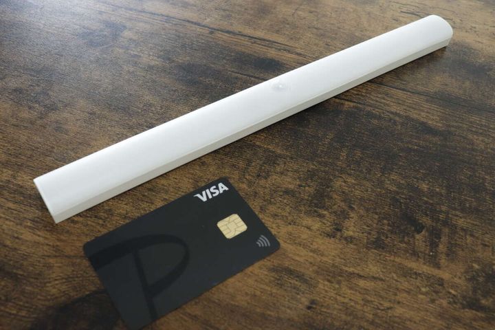 ダイソーの人感・明暗センサー LED ロングバーライトをカードのサイズを比較