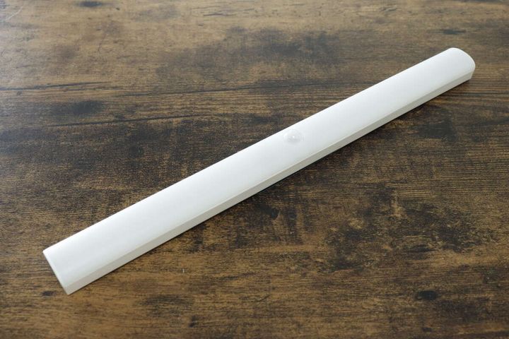 ダイソーの人感・明暗センサー LED ロングバーライト Type-C・白色